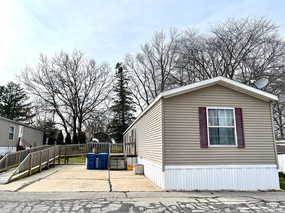 617 6th Street, Bloomington, IL 61704 - #1