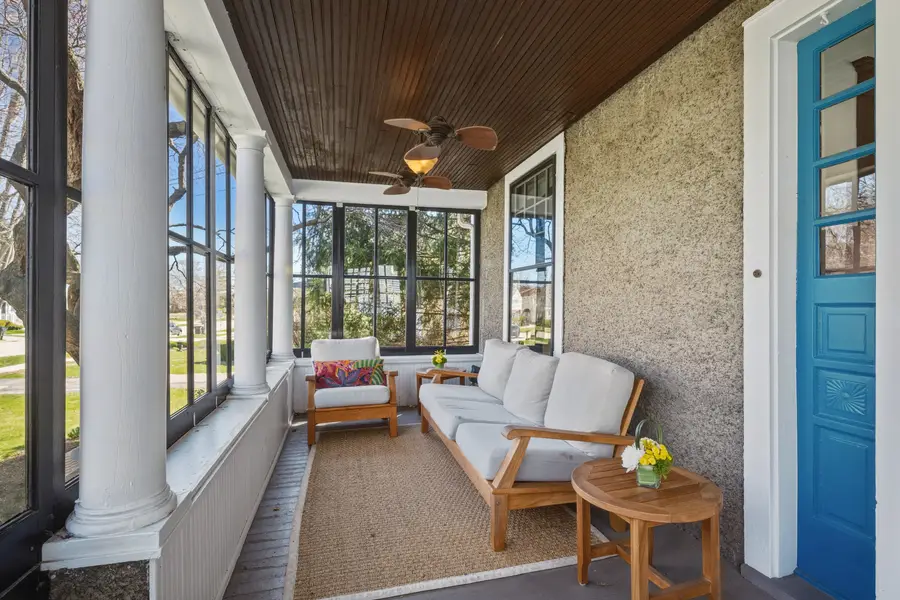 323 W Maple Avenue, Libertyville, IL 60048 - #3