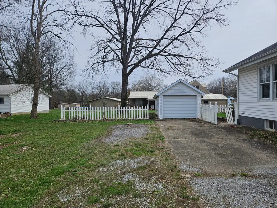 600 N 1st Street, Fairfield, IL 62837 - #2