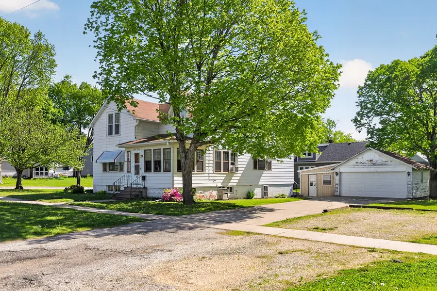 406 S Locust Street, Sycamore, IL 60178 - #2