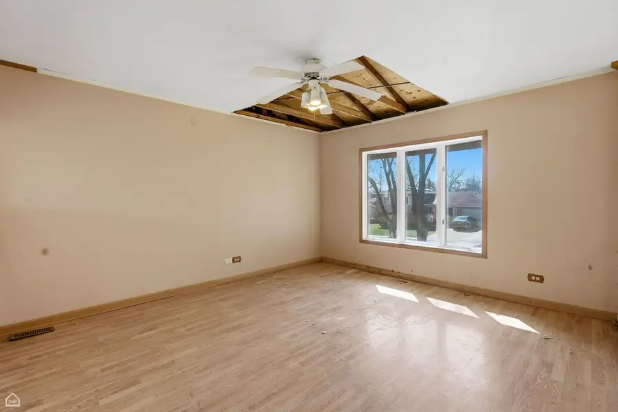 646 Dickens Avenue, Glendale Heights, IL 60139 - #3