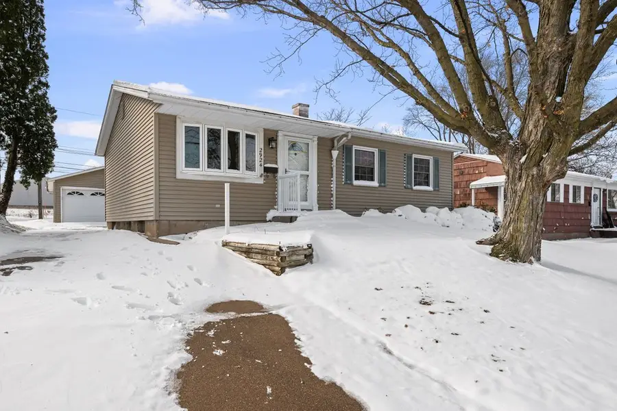 2924 Lincoln Avenue N, Davenport, IA 52804 - #2