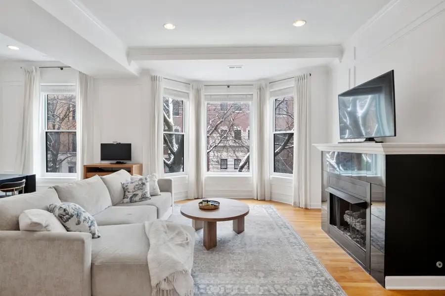 618 W Barry Avenue #2, Chicago, IL 60657 - #2