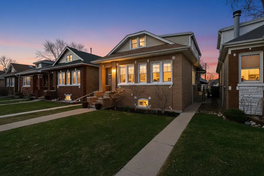 5722 W Eastwood Avenue, Chicago, IL 60630 - #3