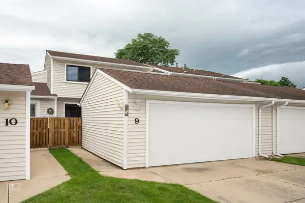 9 Wake Robin Court, Woodridge, IL 60517