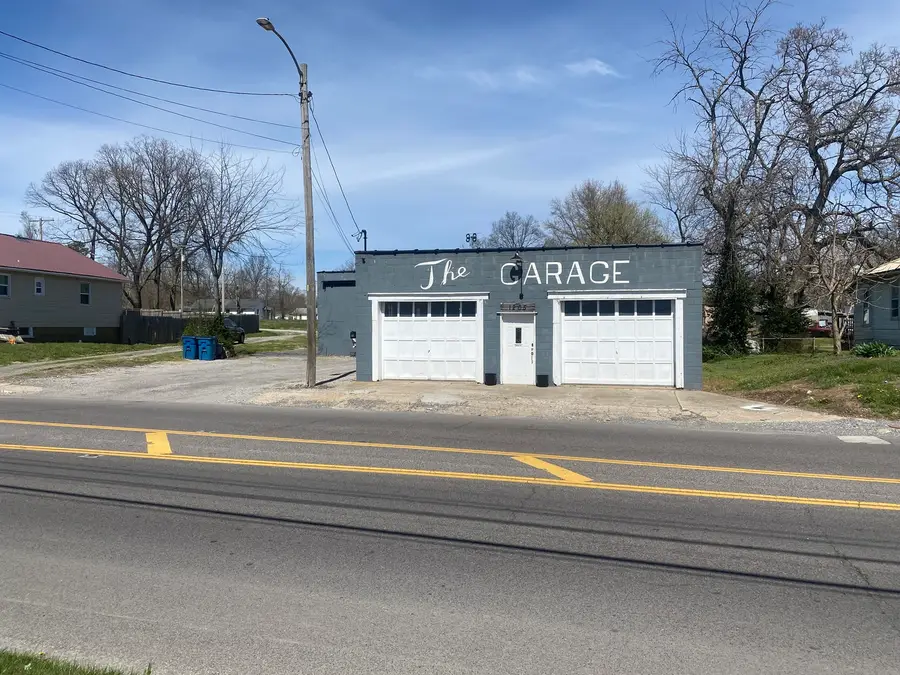 1205 E Main Street, Benton, IL 62812 - #3