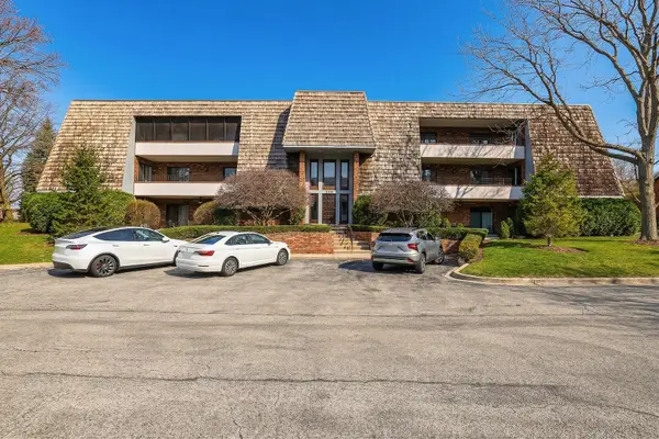 200 Red Top Drive #302, Libertyville, IL 60048