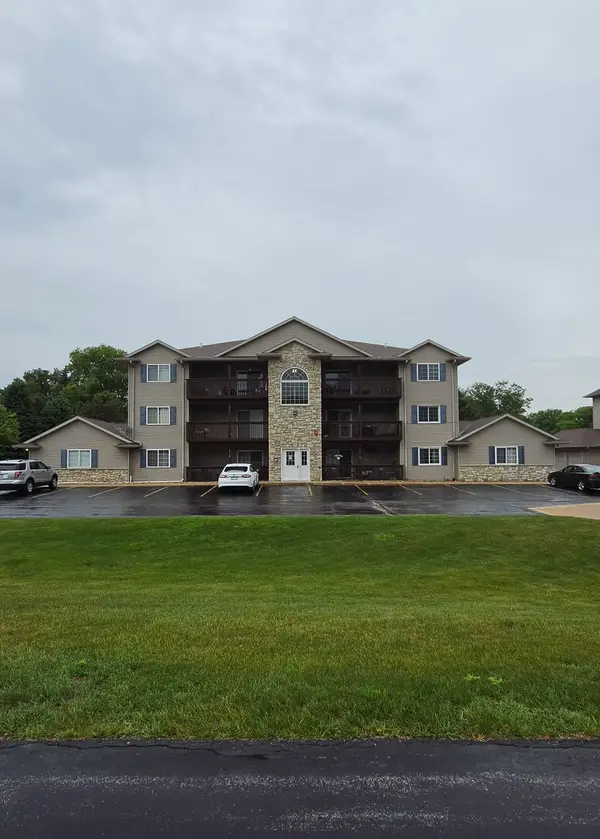 109 E Price Street #301, Eldridge, IA 52748