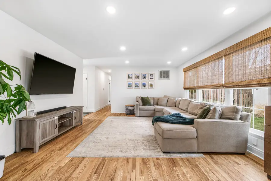 904 W Lynnwood Avenue, Arlington Heights, IL 60004 - #3