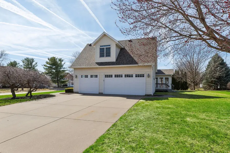 5160 Charter Oaks Drive, Bettendorf, IA 52722 - #2