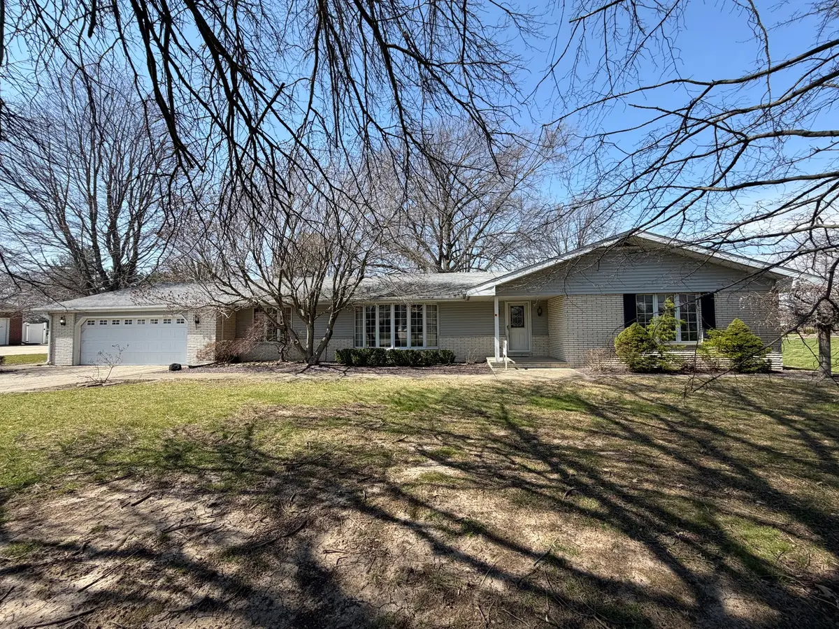 24 S Country Club Road, Mattoon, IL 61938 - #1