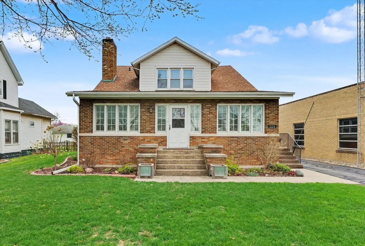 324 S Sangamon Avenue, Gibson City, IL 60936 - #1