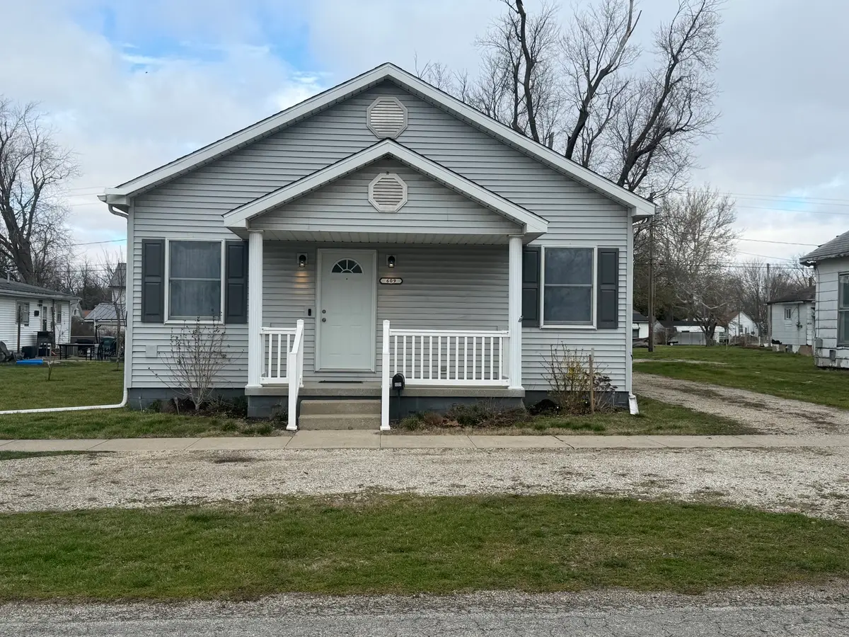 609 E Clay Street, Clinton, IL 61727 - #1