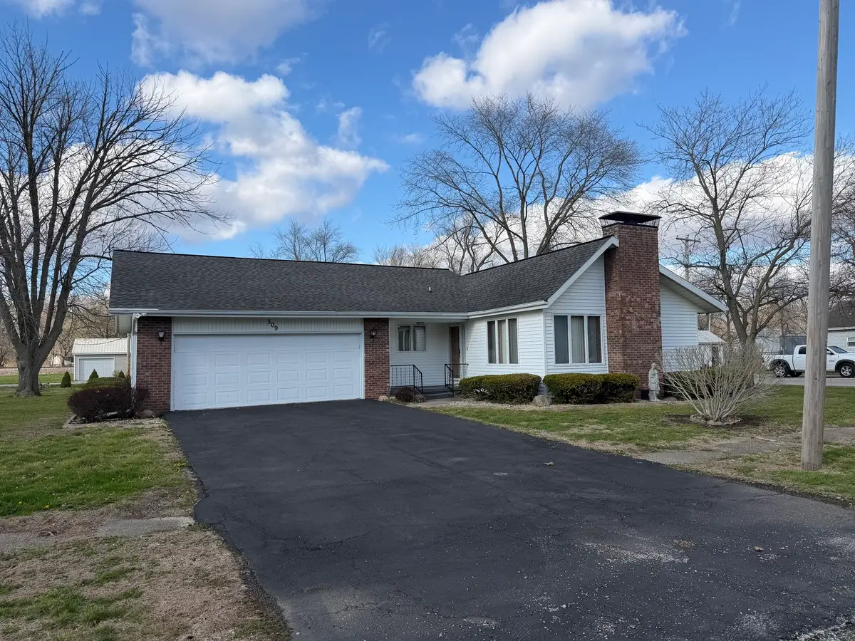 309 E Yates, Newman, IL 61942 - #1