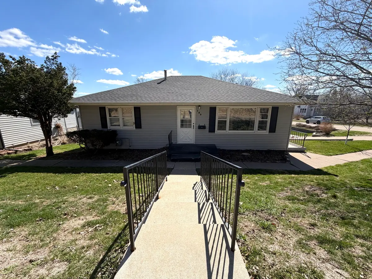 123 32nd Avenue N, Clinton, IA 52732 - #1