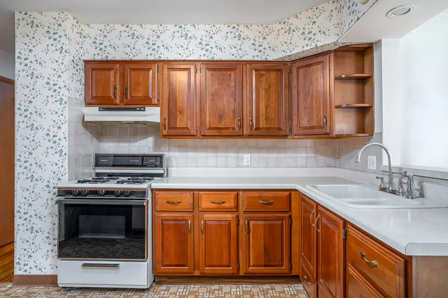 2421 4th Street, Moline, IL 61265 - #3