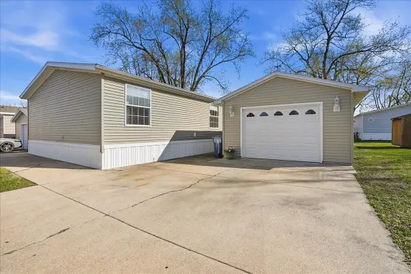 233 Avenue E Street, Bloomington, IL 61704