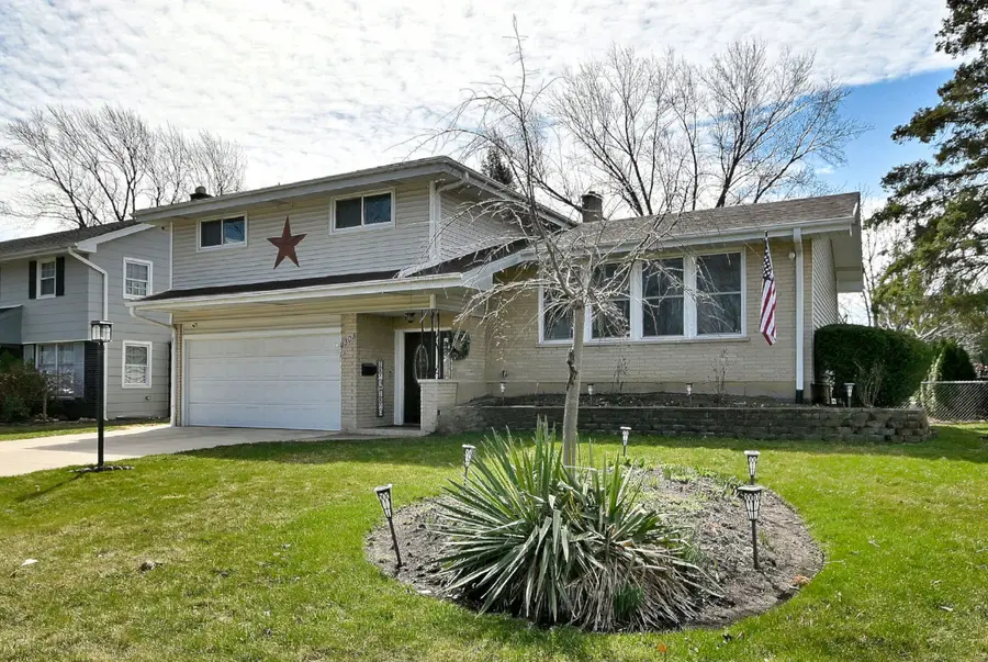 1303 E Ironwood Drive, Mount Prospect, IL 60056 - #2
