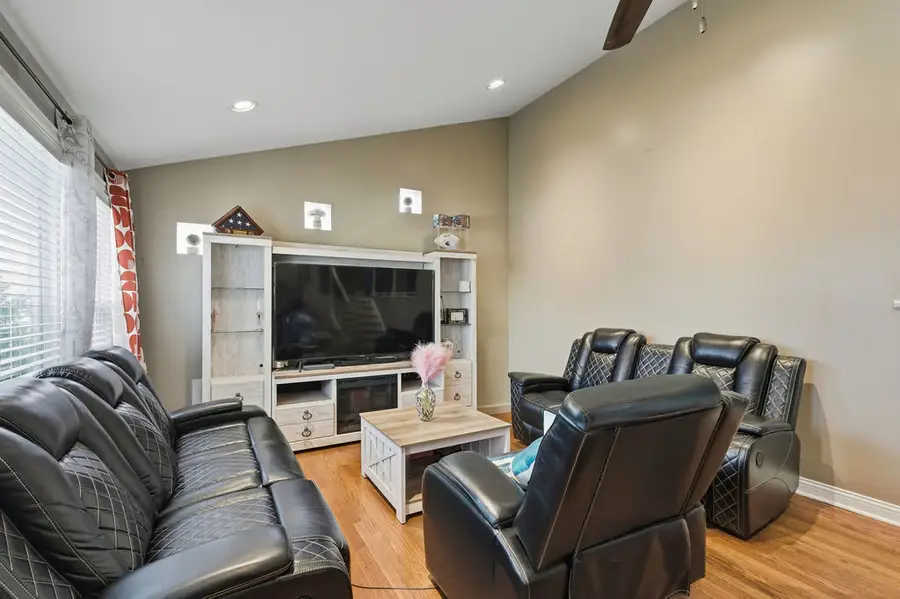 9829 S 51st Avenue, Oak Lawn, IL 60453 - #3