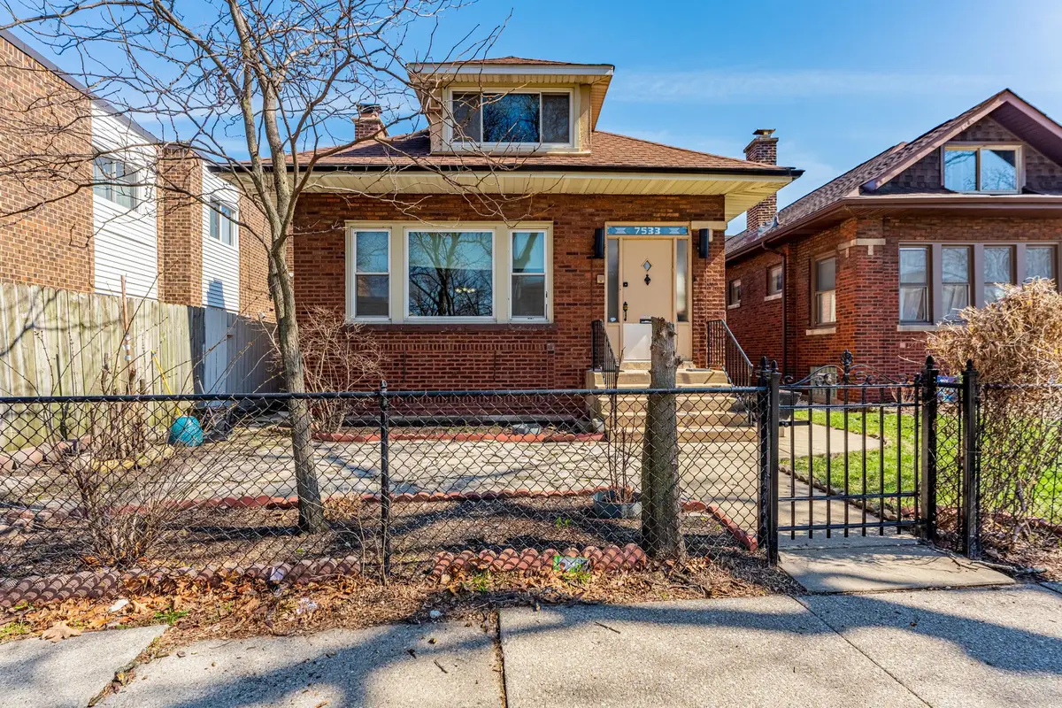 7533 N Ridge Boulevard, Chicago, IL 60645 - #1
