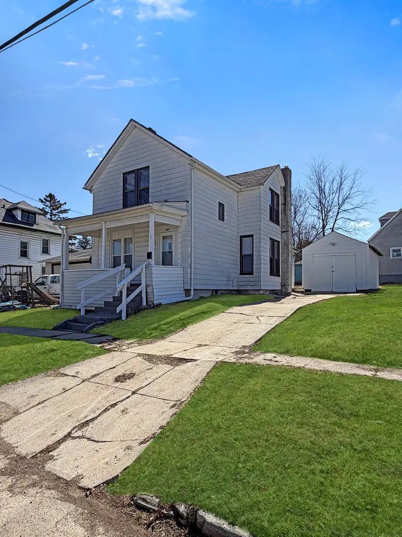 407 E Winneshiek Street, Freeport, IL 61032 - #2