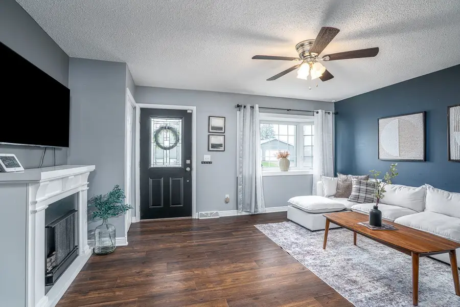 402 W Sheridan Drive, Eldridge, IA 52748 - #2