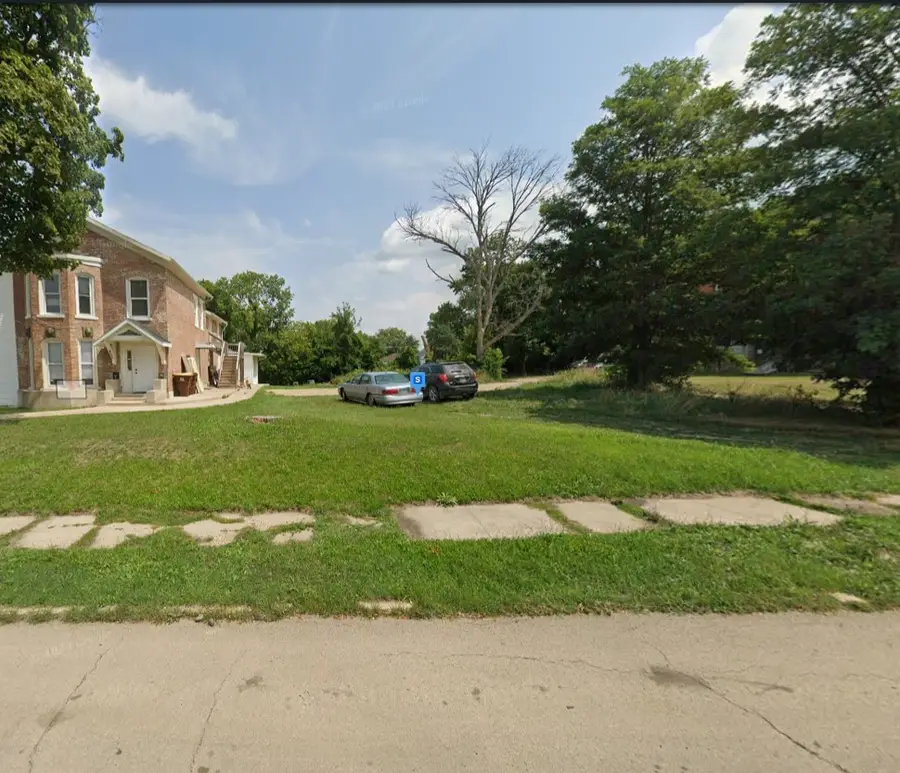 411 S Adams Avenue, Freeport, IL 61032 - #2