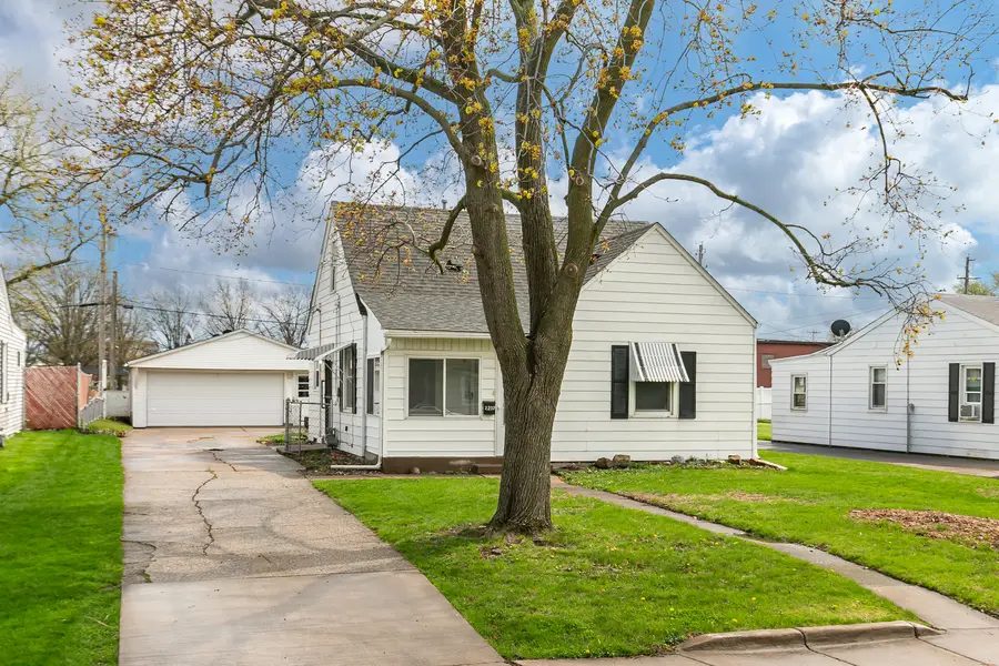 2202 46th Street, Moline, IL 61265 - #2