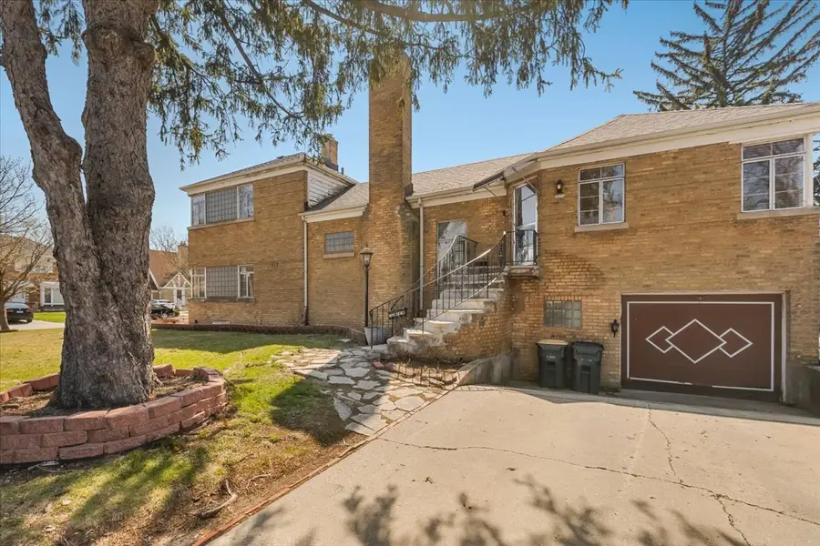 6956 N Kenton Avenue, Lincolnwood, IL 60712 - #2