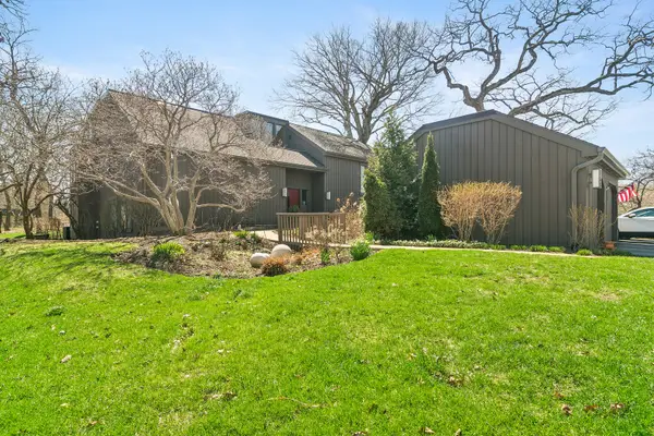563 Woodview Road #D, Lake Barrington, IL 60010