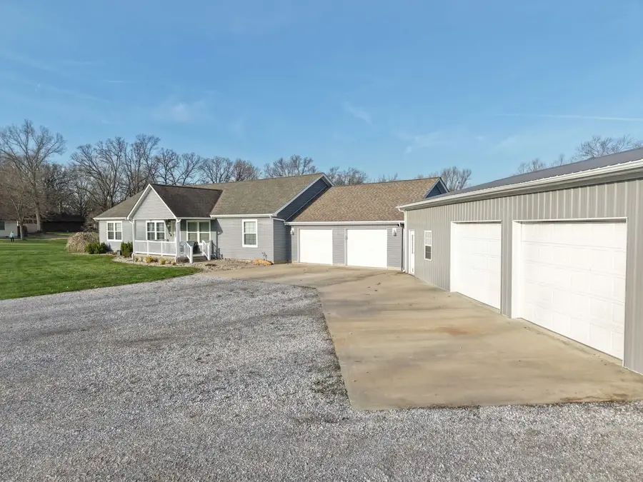 513 N 10th Street, Benton, IL 62812 - #2