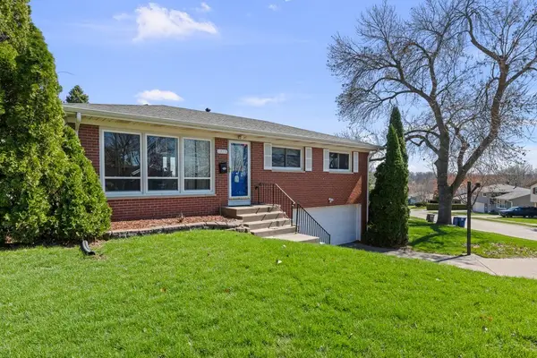 1325 Hillside Drive, Bettendorf, IA 52722