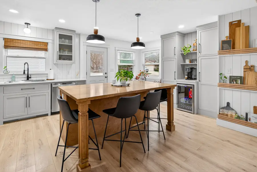 327 30th Avenue N, Clinton, IA 52732 - #3