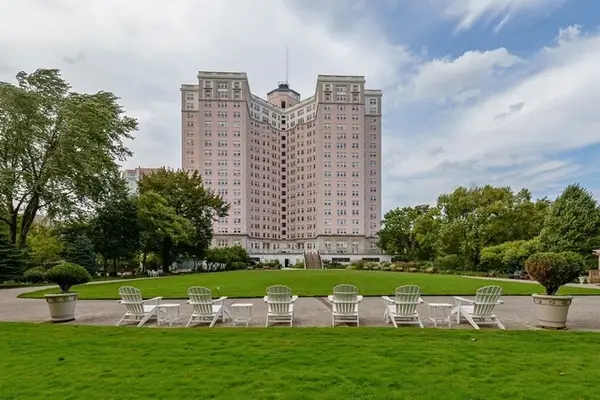 5555 N Sheridan Road #1811, Chicago, IL 60640