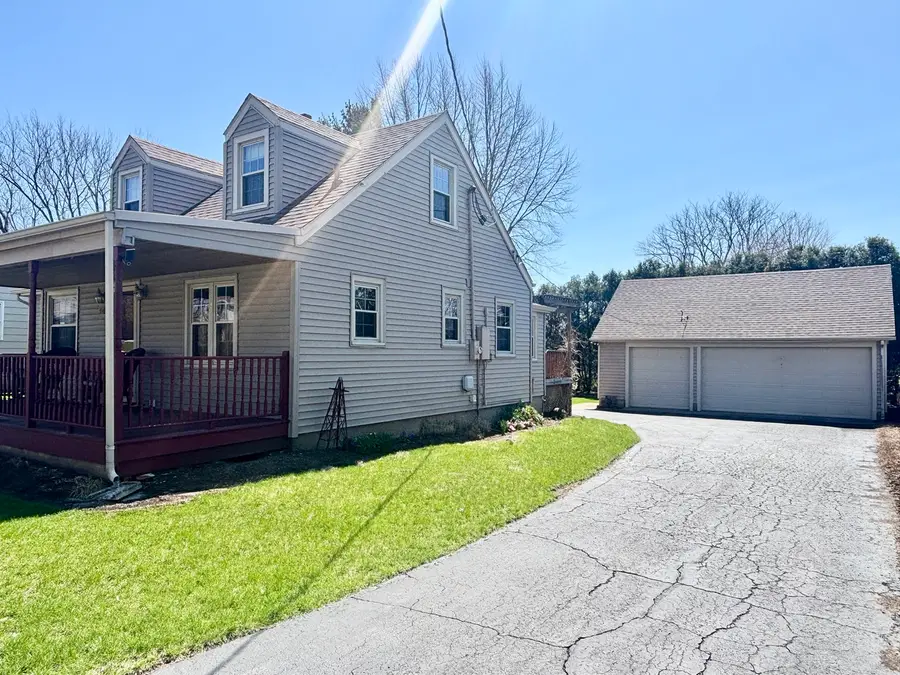 909 E 4th Street, Belvidere, IL 61008 - #3