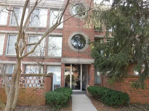 8050 Arbor Lane #303, Northfield, IL 60093