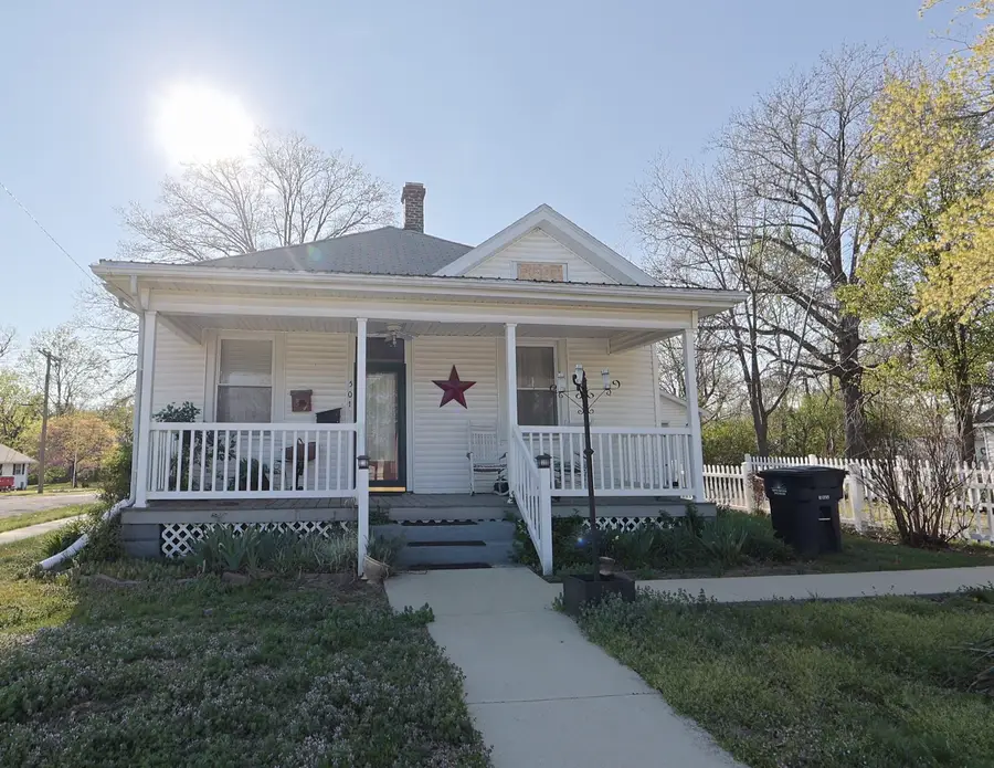 501 N Shelby Avenue, Salem, IL 62881 - #2