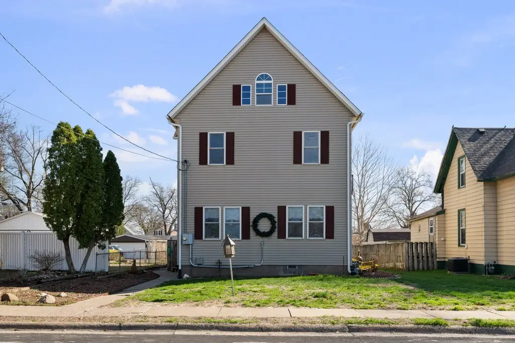 621 S Birchwood Avenue, Davenport, IA 52802 - #1