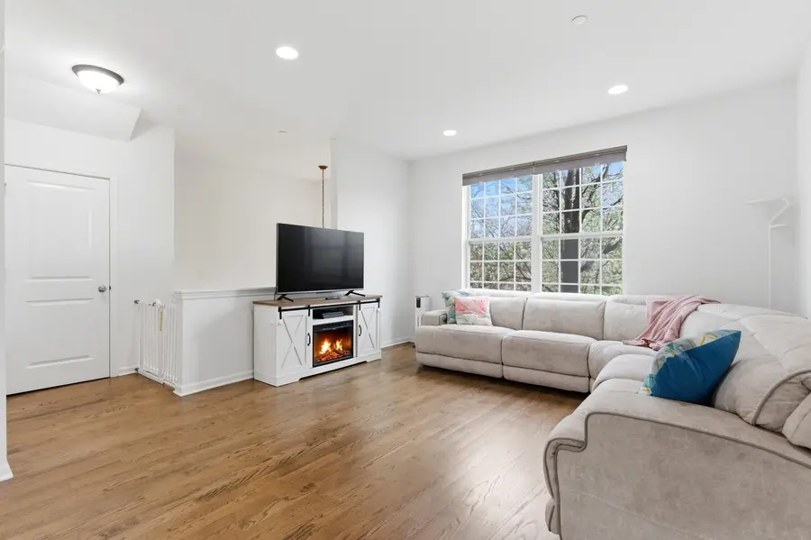 1525 E Arbor Lane, Arlington Heights, IL 60004 - #3