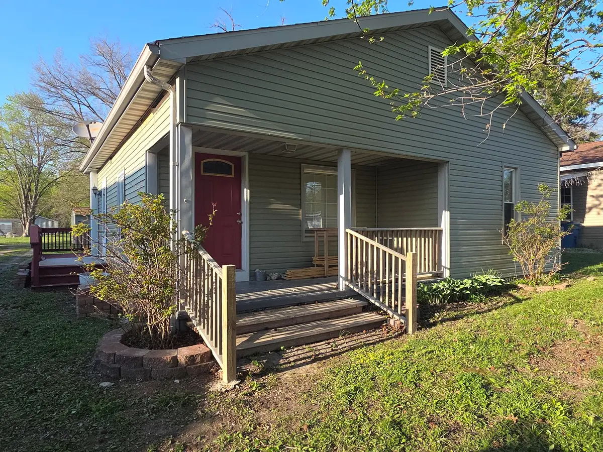104 E Vermont Street, Carterville, IL 62918 - #1