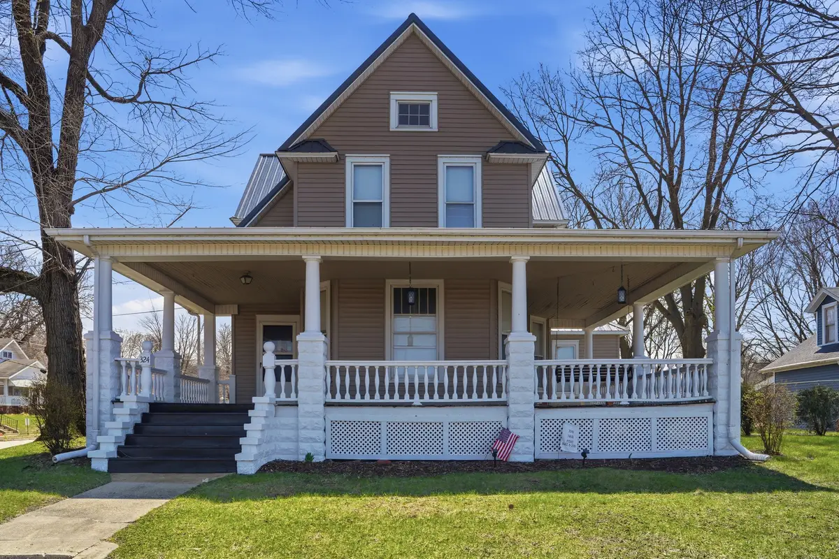 324 E 2nd Street, Dixon, IL 61021 - #1