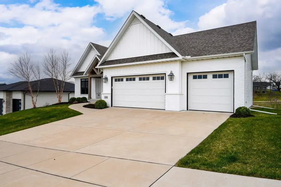 4716 Paddington Circle, Bettendorf, IA 52722 - #3