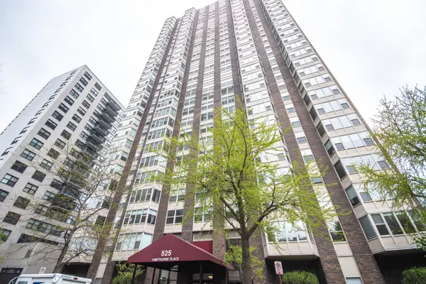 525 W Hawthorne Place #2706, Chicago, IL 60657