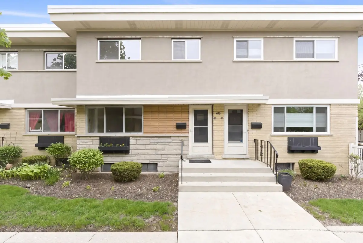 614 S Milwaukee Avenue #E, Libertyville, IL 60048 - #1