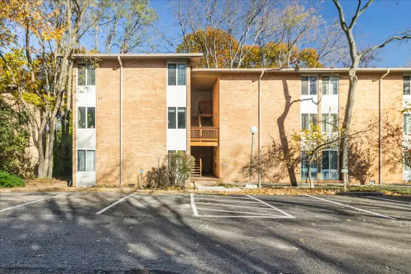 5817 Oakwood Drive #E, Lisle, IL 60532