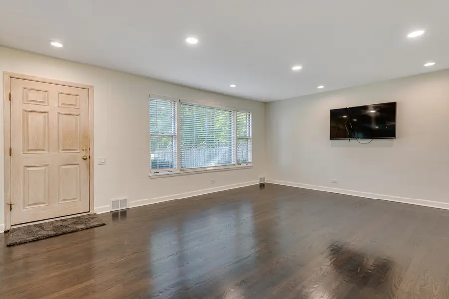 7330 N Kilbourn Avenue, Lincolnwood, IL 60712 - #3