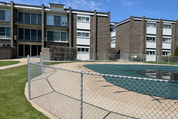 10109 Cherry Parkway #M10, Skokie, IL 60076