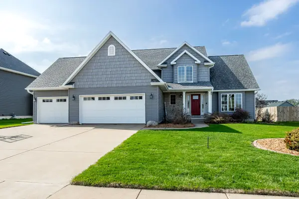 1051 W Price Street, Eldridge, IA 52748