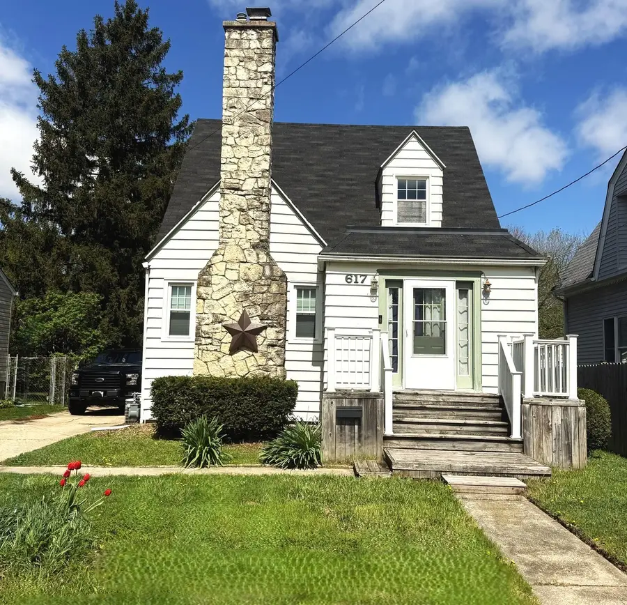 617 Dekalb Avenue, Sycamore, IL 60178 - #2