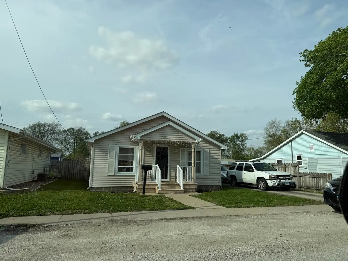 812 E Pembroke Street, Tuscola, IL 61953 - #1
